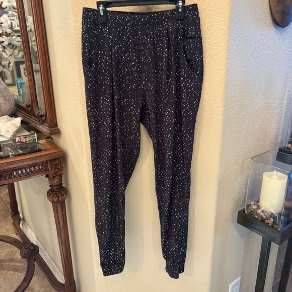 LULULEMON Women &go City Jogger Butterfly Black White Texture Pants Size 2-4 - Picture 1 of 6